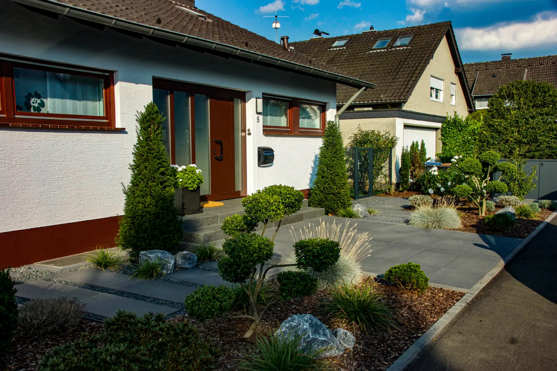 moderne terrasse graue steinplatten gartengestaltung